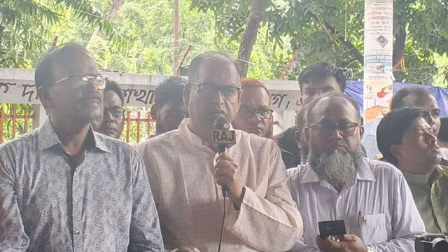 অবৈধ নাগরিকদের নয়, শেখ হাসিনাকে বাংলাদেশে পুশ-ইন করুন