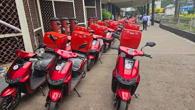 সেবায় গতি আনতে পোস্টম্যানরা পেলেন ই-বাইক