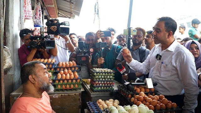 ১১ টাকার ডিম ১৫ টাকায় বিক্রি, লাখ টাকা জরিমানা