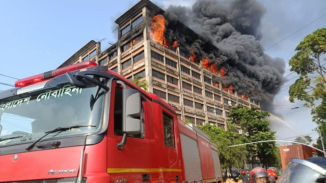 চট্টগ্রাম ইপিজেডে কারখানায় আগুন নিয়ন্ত্রণে যোগ দিলো সেনা ও নৌবাহিনী