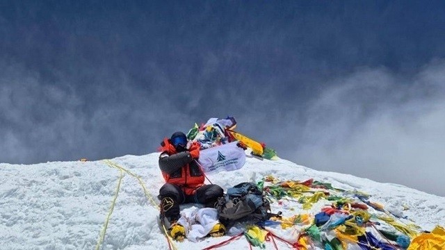 এভারেস্ট জয় করে ফেরা হলো না দুই পর্বতারোহীর