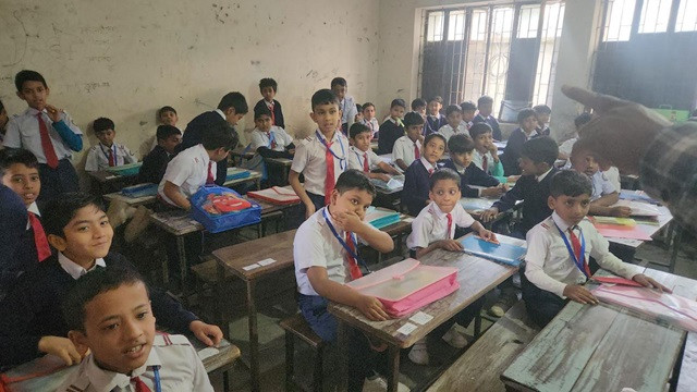 শিক্ষকদের আন্দোলন, দেড় ঘণ্টা দেরিতে শুরু হলো বার্ষিক পরীক্ষা