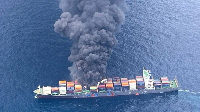 ভারতের উপকূলে সিঙ্গাপুরের পতাকাবাহী কনটেইনার জাহাজে বিস্ফোরণ ও অগ্নিকাণ্ড