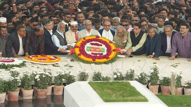 নেতাকর্মীদের নিয়ে জিয়াউর রহমানের সমাধিতে ফুল দেন মির্জা ফখরুল ইসলাম আলমগীর। ছবি-সংগৃহীত