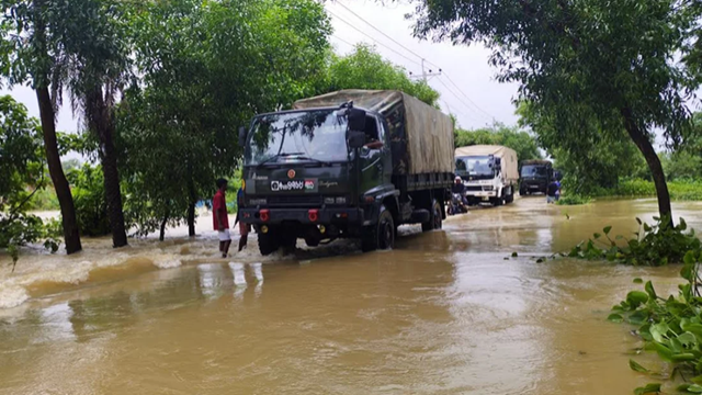 ফেনীতে লক্ষাধিক মানুষ পানিবন্দি, বন্যার্তদের পাশে সেনাবাহিনী