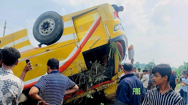 এক বাসের ধাক্কায় উল্টে গেল আরেক বাস, শিশু ও নারী নিহত