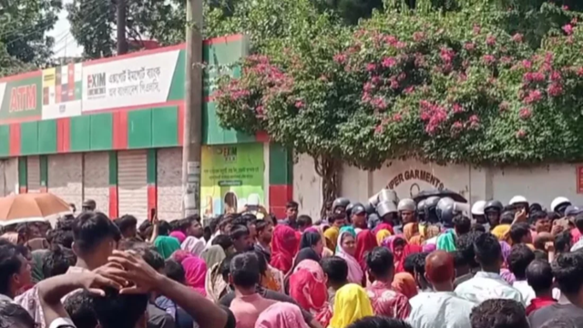 আশুলিয়ায় শ্রমিকদের সড়ক অবরোধ, ১৫ পোশাক কারখানায় ছুটি ঘোষণা