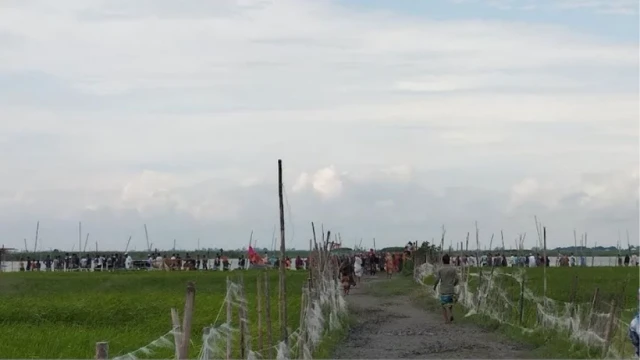 অবৈধ বালু উত্তোলনে গ্রামবাসীর ধাওয়া, ড্রেজারে আগুন