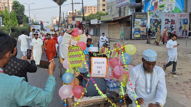 শোভাযাত্রায় অসাম্প্রদায়িকতার সুর, নজর কেড়েছে ইসলামী সংস্কৃতি