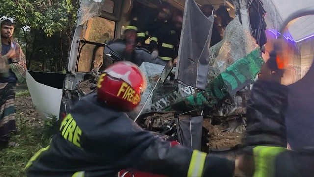 হঠাৎ দাঁড়িয়ে যাওয়া ট্রাকের পেছনে বাসের ধাক্কা, নিহত ২