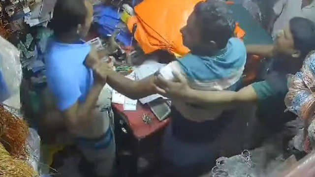 ব্যবসায়ীকে মারতে মারতে  বললেন ‘আমি ওয়ার্ড যুবদলের সভাপতি, জানস?’