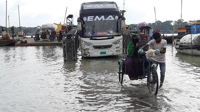 জোয়ারের পানিতে ডুবে থাকে মোরেলগঞ্জ ফেরিঘাটের সংযোগ সড়ক