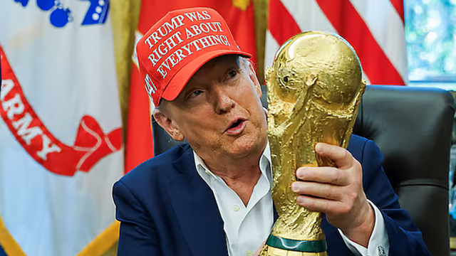 বিশ্বকাপ ট্রফি হাতে যুক্তরাষ্ট্রের প্রেসিডেন্ট ডোনাল্ড ট্রাম্প। রয়টার্স