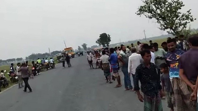 বাবার বাইক থেকে ছিটকে পড়ে বাসের চাকায় পিষ্ট হলো মেয়ে