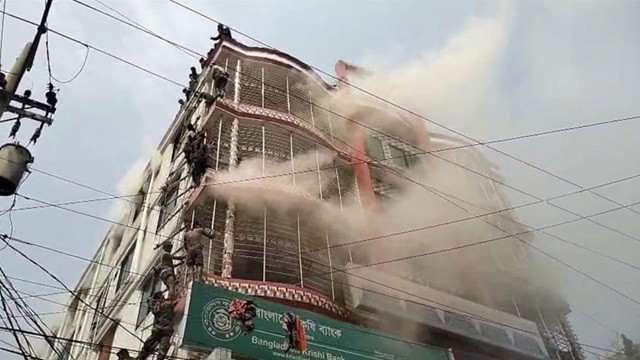 বাগেরহাটে বাণিজ্যিক ভবনে অগ্নিকাণ্ড, এক নারীর মৃত্যু