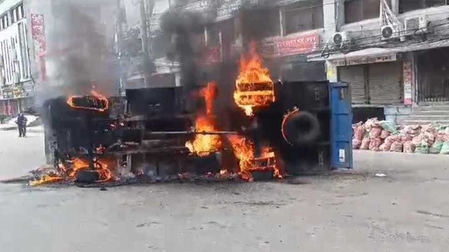 গার্মেন্টস শ্রমিকদের বিক্ষোভ, পুলিশের গাড়িতে আগুন