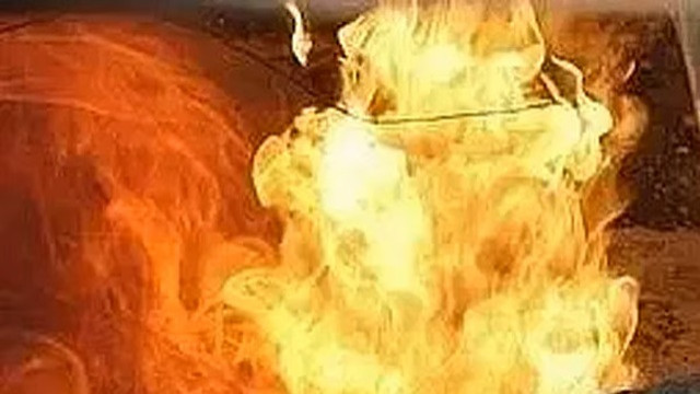 বাড্ডায় গ্যাস লিকেজ থেকে আগুনে তিন মেয়েসহ দগ্ধ মা-বাবা