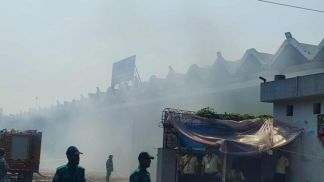 কার্গো ভিলেজে আগুন : ২১ ঘণ্টা পরও ধ্বংসস্তূপে ধোঁয়া