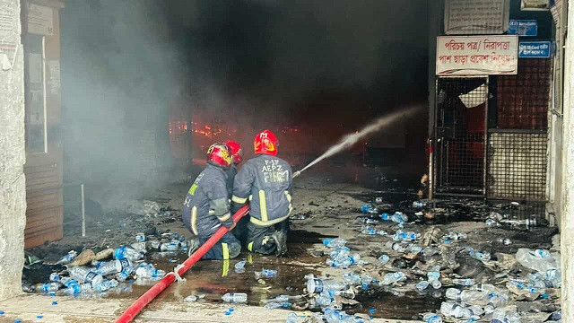 এক প্রতিষ্ঠানেরই ১৩ হাজার ডলারের পণ্য পুড়ে ছাই, নিরাপত্তা প্রশ্নবিদ্ধ