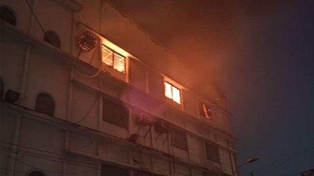 হাজারীবাগে ঝুট গুদামে আগুন, চার ঘণ্টার চেষ্টায় নির্বাপণ