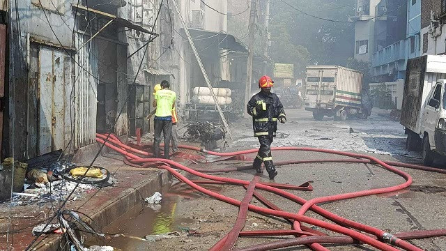 রূপনগরের কেমিক্যাল গোডাউন থেকে এখনো উঠছে ধোঁয়া