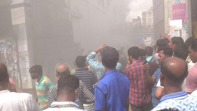 আশুলিয়ায় পোশাক কারখানায় আগুন, নিয়ন্ত্রণে ছয় ইউনিট