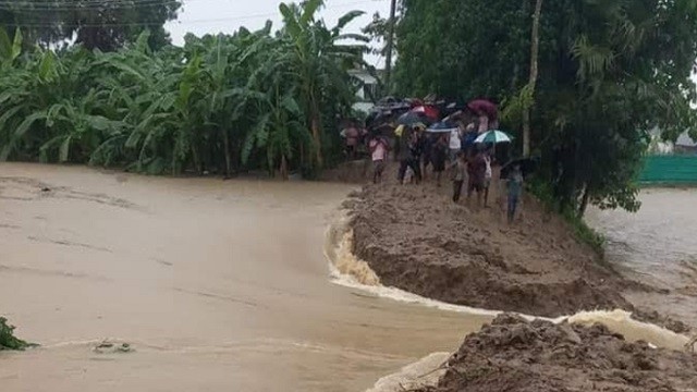 ফেনীতে ভেঙে গেছে বন্যা নিয়ন্ত্রণ বাঁধ, লোকালয়ে ঢুকছে পানি