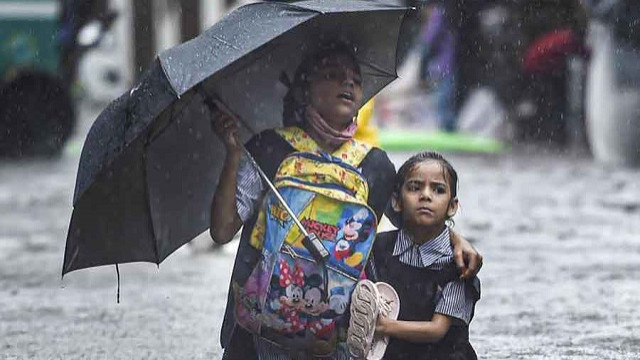 মুম্বাইয়ে ২৪ ঘণ্টায় ৯৪৪ মিলিমিটার বৃষ্টি!