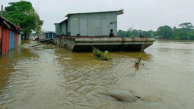 বাড়ছে পানি ডুবছে জনপদ, আতঙ্কে নিম্নাঞ্চলের মানুষ