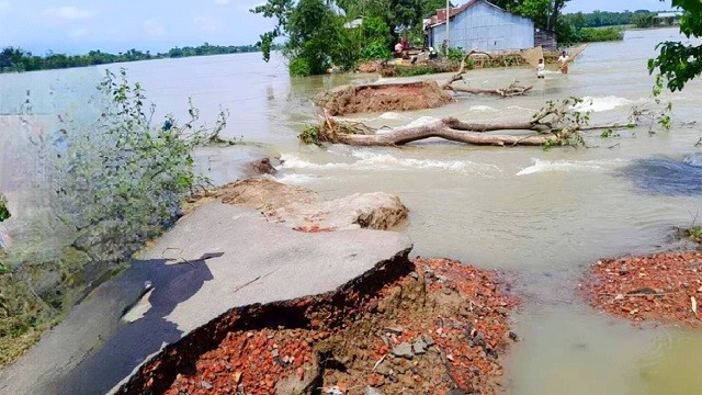 সুনামগঞ্জে বন্যায় ভেসে উঠছে সড়কের ক্ষত, দুর্ভোগ চরমে