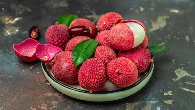 লিচু খাওয়ার ভুল অভ্যাসে ঘটছে দুর্ঘটনা