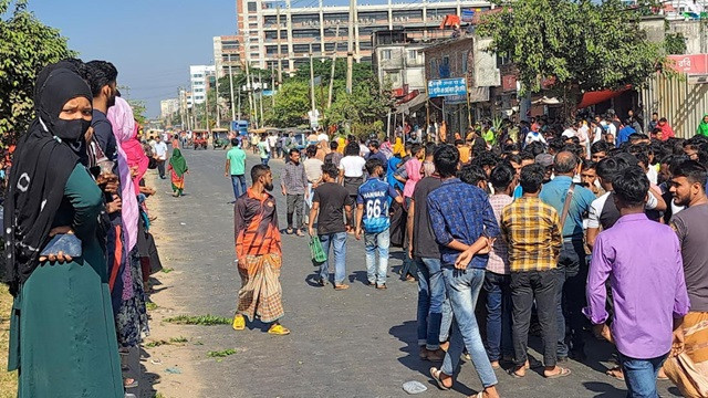 দুই কারখানার শ্রমিকদের সড়ক অবরোধ, বন্ধ যান চলাচল