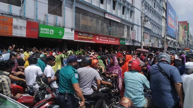 বেতনের দাবিতে বনানীতে শ্রমিকদের সড়ক অবরোধ, দেড় ঘণ্টা পর সচল