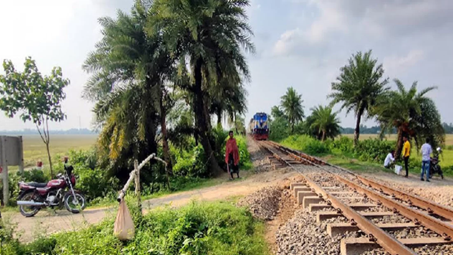 অভাবের মাঝেও দায়িত্বে অটল নিরু, রক্ষা করছেন হাজারো প্রাণ