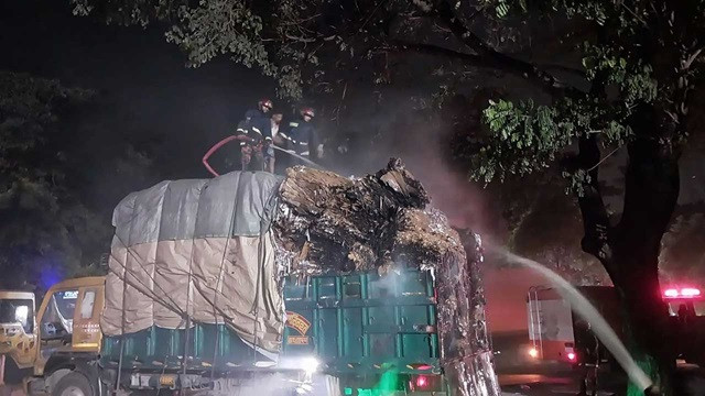 আকিজ পেপার মিলের সামনে থেমে থাকা ট্রাকে দুর্বৃত্তদের আগুন