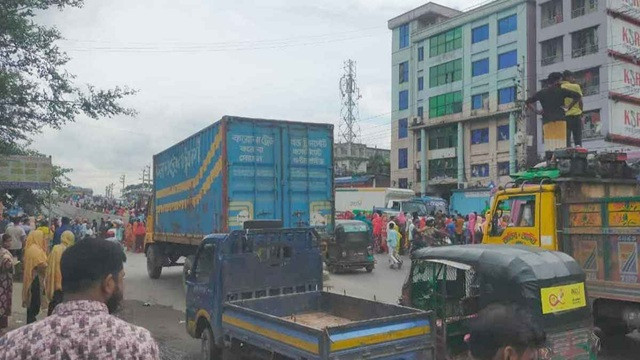 গাজীপুরে শ্রমিক বিক্ষোভে মহাসড়কে ধাওয়া–পাল্টা ধাওয়া