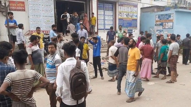 গাজীপুরে কারখানার পানি পান করে অর্ধশতাধিক শ্রমিক অসুস্থ