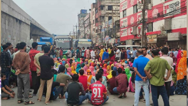 বেতনের দাবিতে শ্রমিকদের বিক্ষোভ