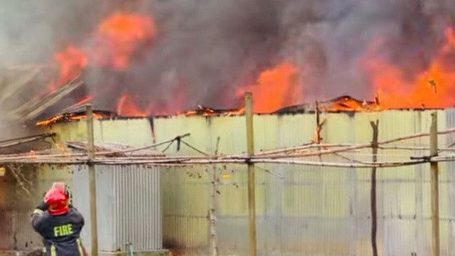 কালিয়াকৈরে টিনশেড মার্কেটে আগুন