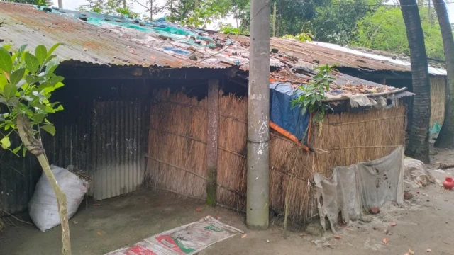 ঝড়বৃষ্টিতে আশ্রয়ণ প্রকল্পের ঘরে কাটছে নির্ঘুম রাত
