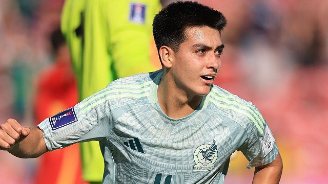 ১৭ বছর বয়সী মিডফিল্ডারের জন্য প্রতিযোগিতায় নামছে বার্সেলোনা-রিয়াল