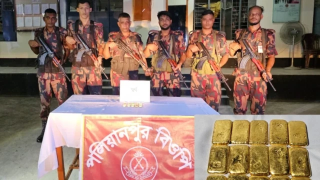 সীমান্তে ৮ কেজি স্বর্ণের বার ফেলে ভারতে পালালো পাচারকারী