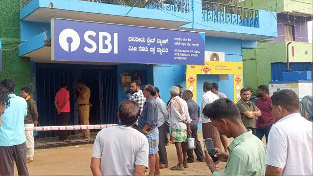 ভারতে সেনাবাহিনীর মতো ইউনিফর্ম পরে ব্যাংক থেকে ২০ কোটি রুপির স্বর্ণ লুট
