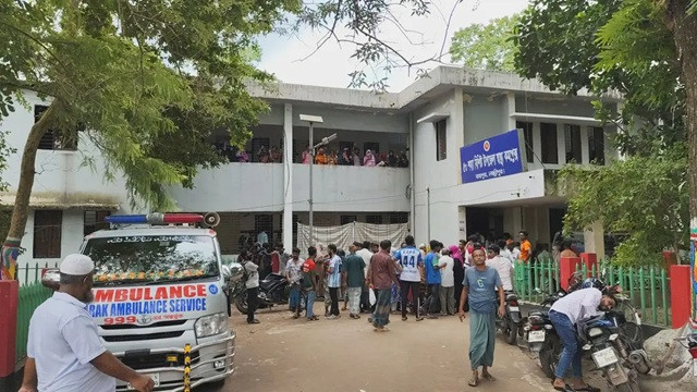 লক্ষ্মীপুরে তিন মেয়েসহ মাকে কুপিয়ে হত্যা, অভিযুক্ত যুবক গণপিটুনিতে নিহত