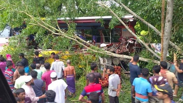 গোপালগঞ্জে বাস-ট্রাক সংঘর্ষ, প্রাণ গেল  ৬ জনের