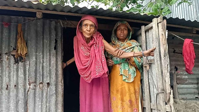 ‘একটা ঘর দেন, একটু শান্তিতে বাঁচি’