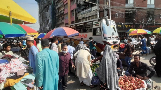 মাঝরাস্তা পর্যন্ত বসেছে হকার, কোনোরকমে একপাশ দিয়ে চলছে গাড়ি