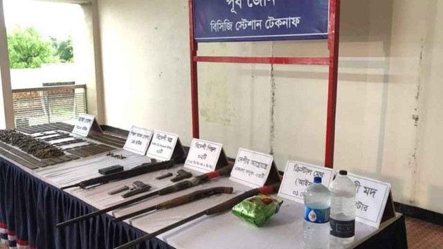 টেকনাফে ডাকাতদের সঙ্গে যৌথ বাহিনী গোলাগুলি, অস্ত্র-গুলি উদ্ধার