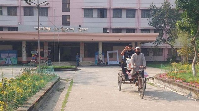 হল ছাড়ছেন কুয়েট শিক্ষার্থীরা