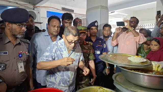 বরিশালে আকস্মিক হাসপাতাল পরিদর্শনে স্বাস্থ্যমন্ত্রী